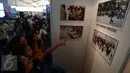 Pengunjung melihat foto di pameran Maluku Expo di Lapangan Merdeka, Ambon, Maluku, Senin (7/2). Pameran tersebut untuk memperingati hari pers nasional. (Liputan6.com/Faizal Fanani)