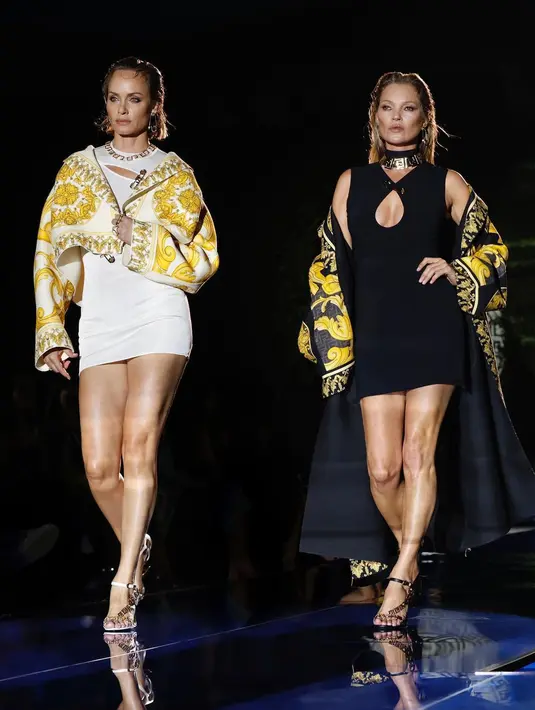 Untuk VersaceXFENDI, tampilan para model terinspirasi dari semangat kebebasan yang menyenangkan. Dengan smoky eyes dan kulit yang bercahaya, kamu juga akan banyak melihat tatanan rambut slicked-back yang terkesan berantakan. Foto: Instagram.