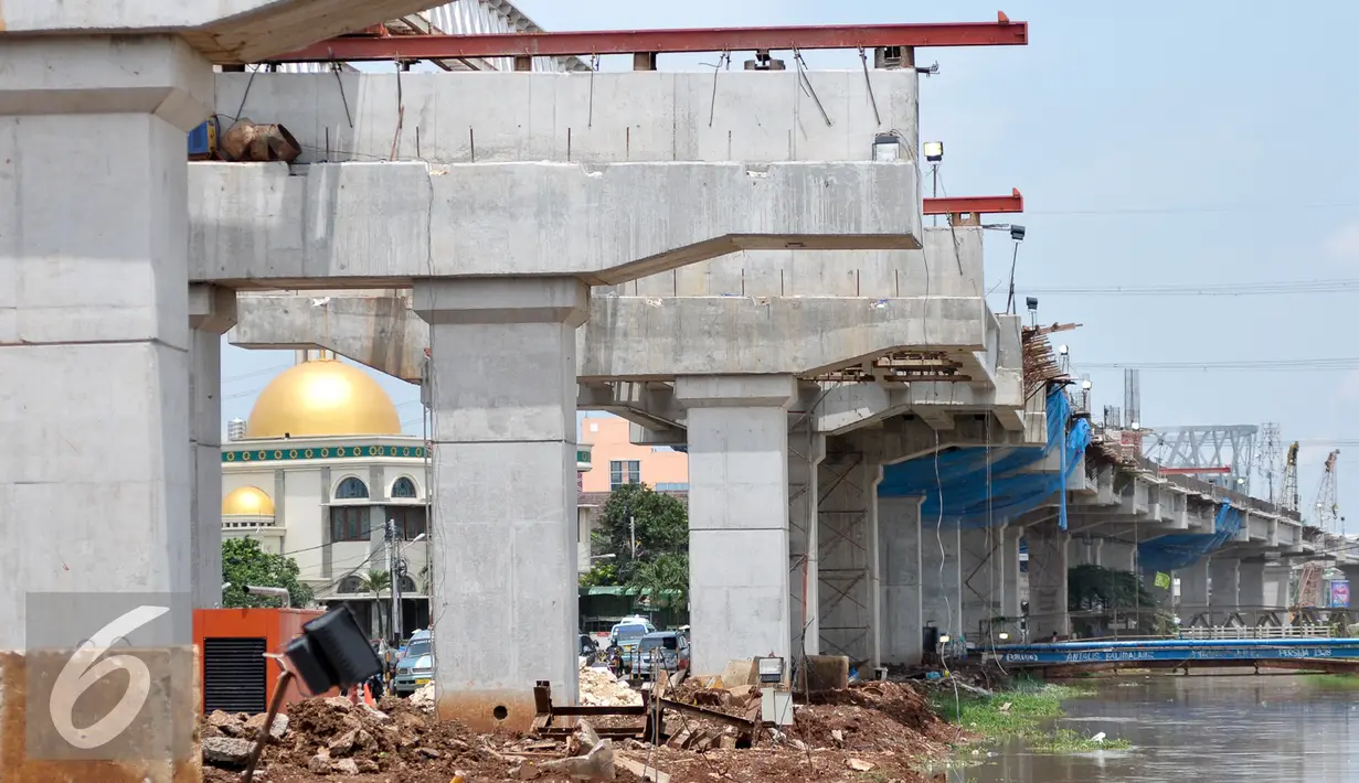 Pembangunan Tol Bekasi-Cawang-Kampung Melayu (Becakayu) terus dikebut, Jakarta, Kamis (27/10). Proyek ini ditargetkan rampung akhir tahun 2017. (Liputan6.com/Yoppy Renato)