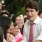Ekspresi Perdana Menteri Kanada Justin Trudeau saat disambut oleh mahasiswi Universitas Ton Duc Thang di Ho Chi Minh, Vietnam, (9/11). (Adrian Wyld / Canadian Press via AP)