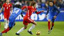 Gelandang Wales, Ethan Ampadu, berusaha melewati pemain Prancis, Blaise Matuidi, pada laga persahabatan di Stadion Stade de France, Sabtu (11/11/2017). Prancis menang 2-0 atas Wales. (AP/Francois Mori)