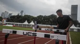 Atlet atletik asal Taiwan melakukan perenggangan saat latihan di Stadion Madya Senayan, Jakarta, Sabtu (10/2/2018). Latihan ini merupakan persiapan jelang Invitation Tournament Asian Games 2018. (Bola.com/Vitalis Yogi Trisna)