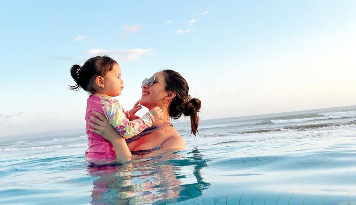 Disebut sudah cocok jadi ibu dan momong anak, Jessica Mila didoakan segera menikah dengan Yakup Hasibuan oleh warganet. Bahkan Asmirandah juga turut bubuhkan komentar di unggahan Jessica Mila dan berharap segera Baby Chloe punya teman main, yakni anak Jessica Mila. (Liputan6.com/IG/@jscmila)