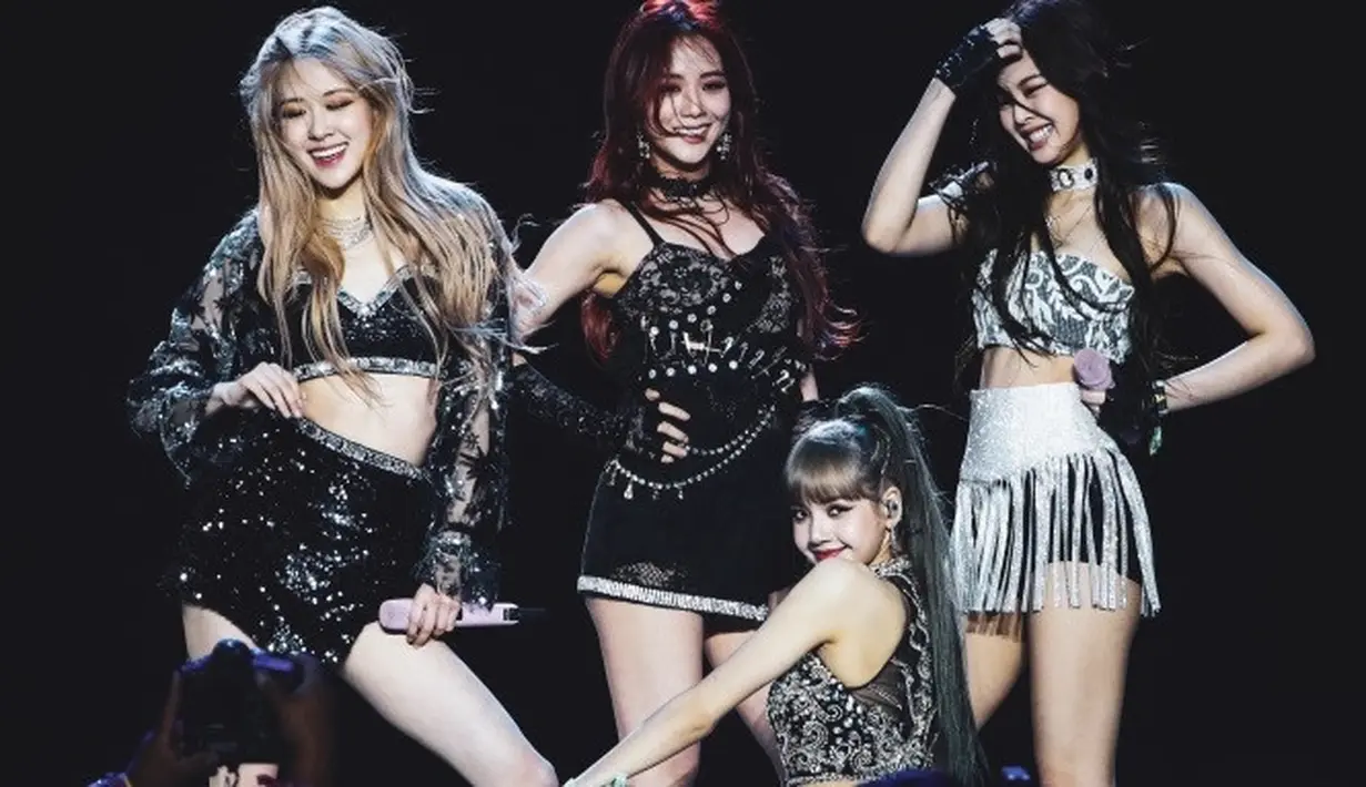 Sedangkan Jennie dan Jisoo menerapkan gaya yang lebih rapi dan feminin dengan rok mini dan gaun. Salah satu outfit grup BLACKPINK yang paling berkesan adalah pada penampilan mereka selama akhir pekan pertama Coachella pada tahun 2019, dengan masing-masing member mengenakan ansambel hitam, putih, dan perak, dibuat dengan detail bordir, payet, dan renda untuk saling melengkapi keseluruhan tampilan.