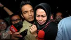 Istri Pelaksana Tugas (Plt) Gubernur Sumatera Utara Tengku Erry Nuradi, Evi Diana, menghindar dari wartawan usai diperiksa KPK, Jakarta, Kamis (5/11/15). Evi yang diperiksa sebagai saksi untuk Gatot Pujo Nugroho. (Liputan6.com/Helmi Afandi) 