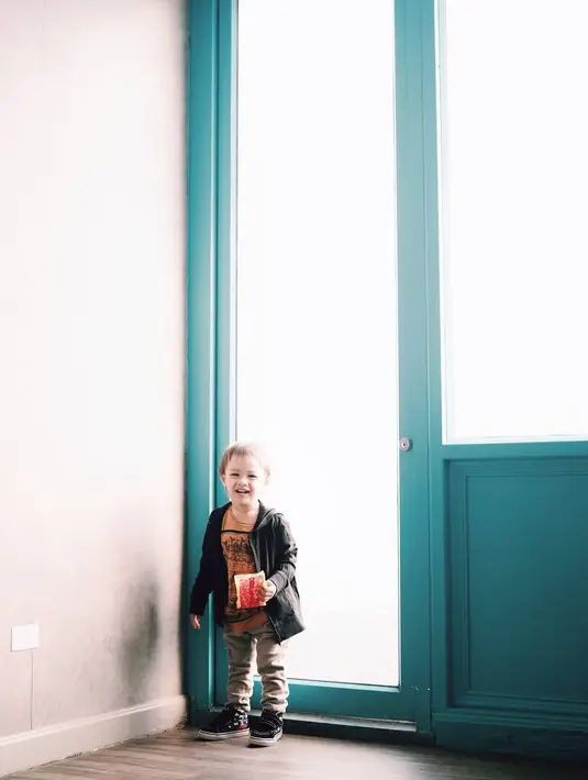 Lihat betapa lucunya saat Bjorka tertawa. Tak hanya itu, ia juga didandani  seperti anak muda jaman sekarang. (Foto: instagram.com/ringgoagus)