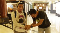 Pemain Indonesia, Evan Dimas, bersalaman dengan fans saat meninggalkan penginapan usai pertandingan terakhir Piala AFF 2018 melawan Filipina di Hotel Sultan, Jakarta, Senin (25/11). Indonesia gagal lolos fase grup Piala AFF. (Bola.com/M Iqbal Ichsan)