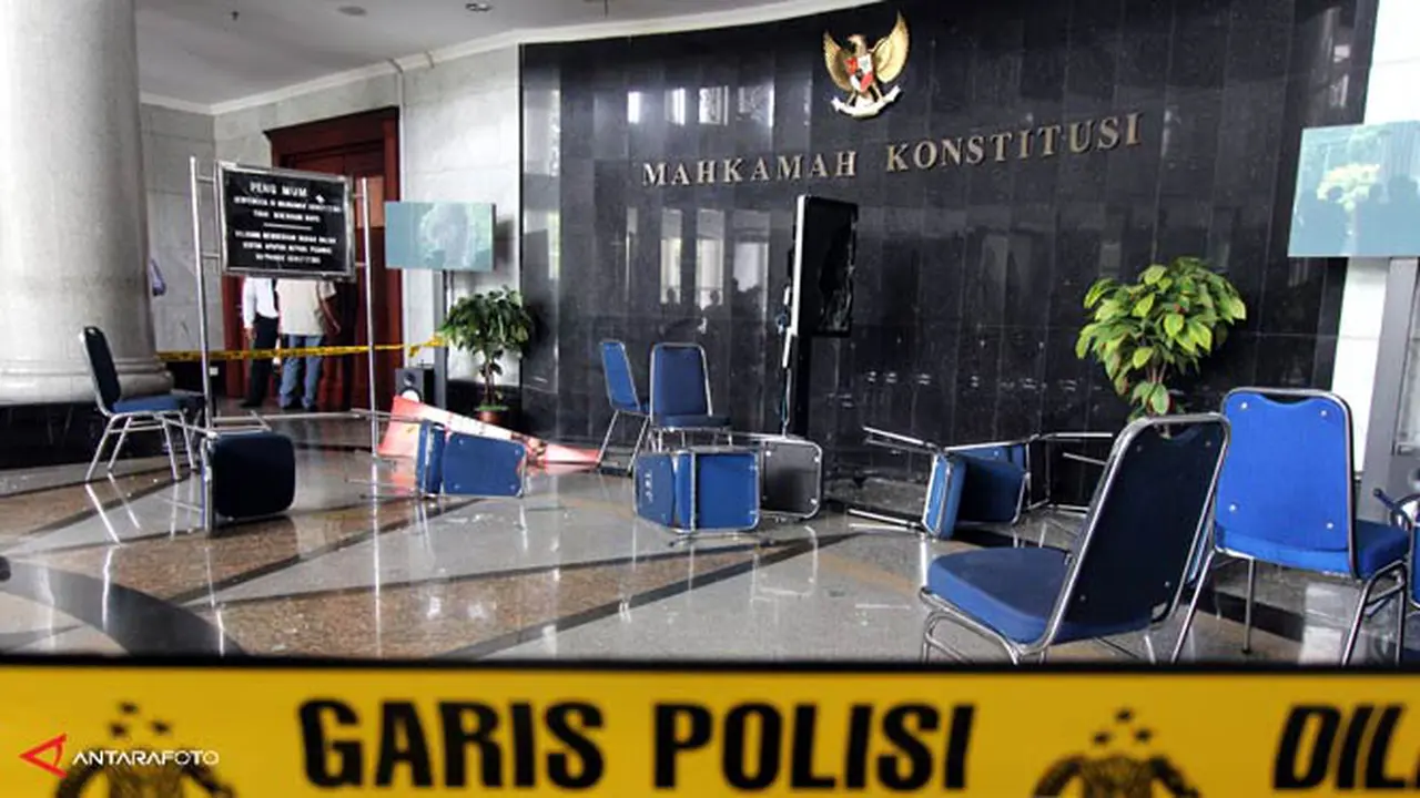 mahkamah-konstitusi-rusuh-131114c.jpg