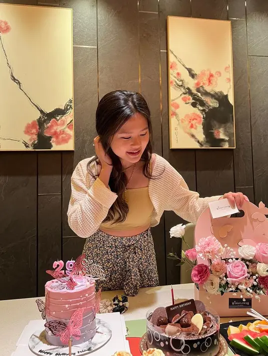 Ia juga memamerkan bunga dan kue di hari ulang tahunnya. Dengan mengenakan inner crop top kuning dipadukan puter putih dan bawahan bercorak dengan talinya. [@feliciatissue]