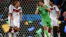 Ekspresi kekecewaan pemain tengah Timnas Aljazair, Mehdi Mostefa (tengah), saat gagal memanfaatkan peluang mencetak gol ke gawang Jerman di Stadion Beira Rio, Porto Alegre, (1/7/2014). (REUTERS/Edgard Garrido)