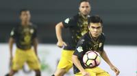 Pemain Barito Putra, Paulo Sitanggang saat melawan Bhayangkara FC pada laga Liga 1 2017 di Stadion Patriot, Bekasi, (4/7/2017). (Bola.com/Nicklas Hanoatubun)