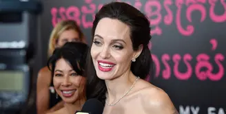 Setahun yang lalu, Angelina Jolie telah mengajukan gugatan cerai untuk Brad Pitt. Meskipun begitu, kehidupan Jolie saat ini pun terbilang cukup terpuruk. Ia harus mengurus keenam anaknya seorang diri. (AFP/Dia Dipasupil)