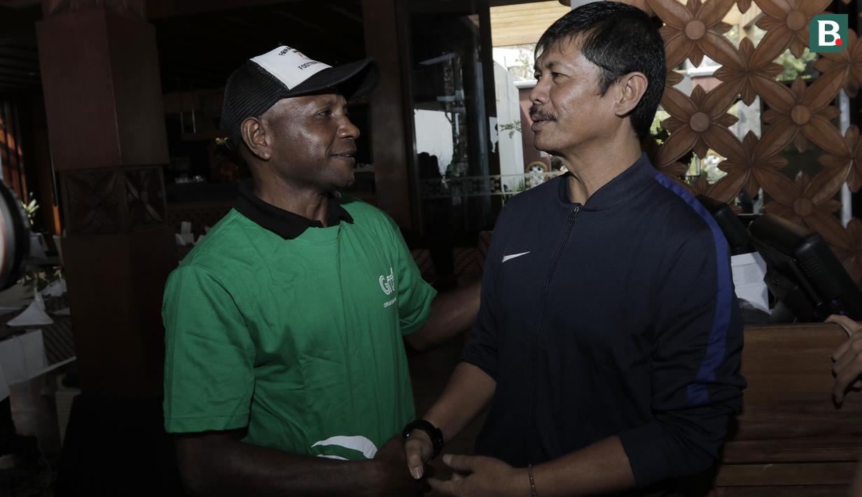 Pelatih Timnas Indonesia U-19, Indra Sjafri, bersalaman dengan legenda sepakbola, Alexander Pulalo, di Yogyakarta, Rabu (18/7/2018). Momen spesial tersebut terjadi jelang rangkaian acara pawai obor Asian Games 2018. (Bola.com/M Iqbal Ichsan)