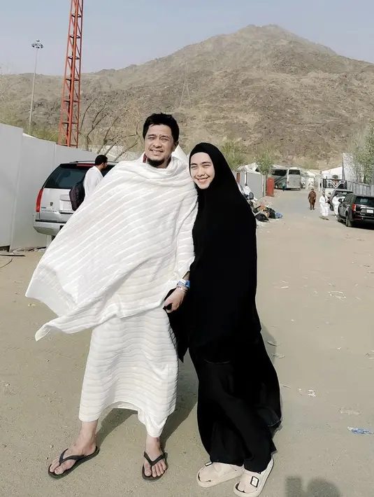 Menunaikan ibadah haji, Oki Setiana Dewi tentu merayakan idul Adha di tanah suci dengan mengenakan abaya hitamnya. @okisetianadewi.