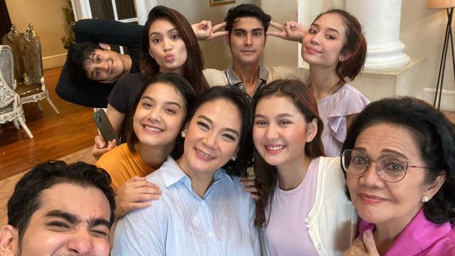 Dapat Kejutan dari 3 Keluarga, Ini 6 Momen Kejutan Ultah Dian Nitami ke-50