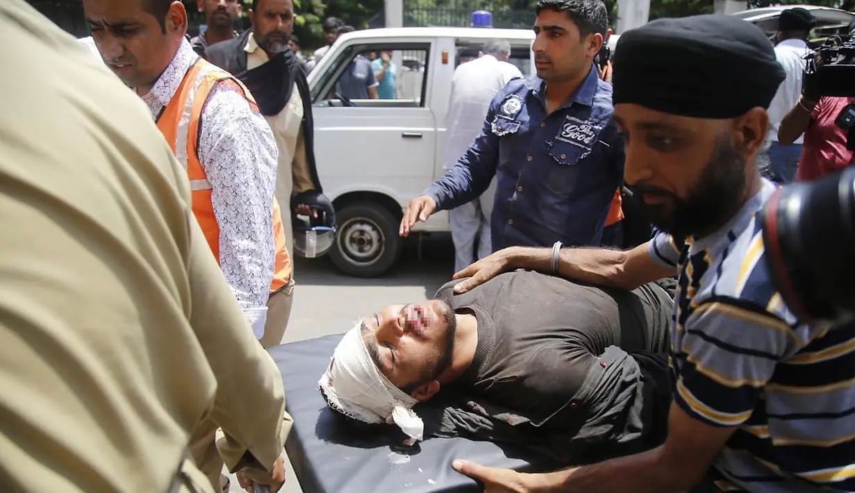 Seorang pria yang terluka dibawa kerumah sakit setelah bus yang dinaikinya terjun ke jurang di wilayah Kishtwar di negara bagian Jammu dan Kashmir (1/7/2019). Sejumlah media menyatakan bahwa bus tersebut kelebihan penumpang. (AP Photo/Channi Anand)