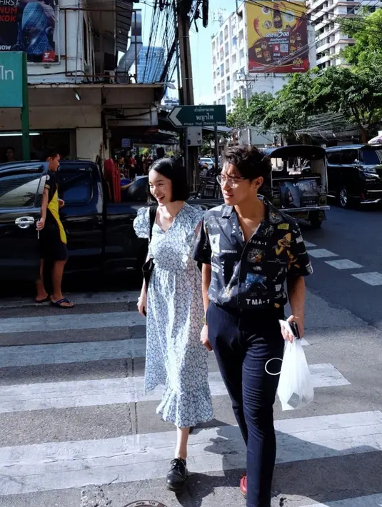 Pilihan kemeja motif dan celana panjang berpotongan lurus tentu akan jadi gaya nyaman yang dipakai siapapun. (Foto: Instagram/ Ardhito Pramono)