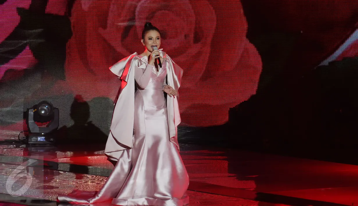 Penyanyi, Rossa saat tampil duet pada Indonesian Box Office Movie Awards 2017 di Studio 6 Emtek City, Jakarta, Kamis (30/3). (Liputan6.com/Helmi Fithriansyah)