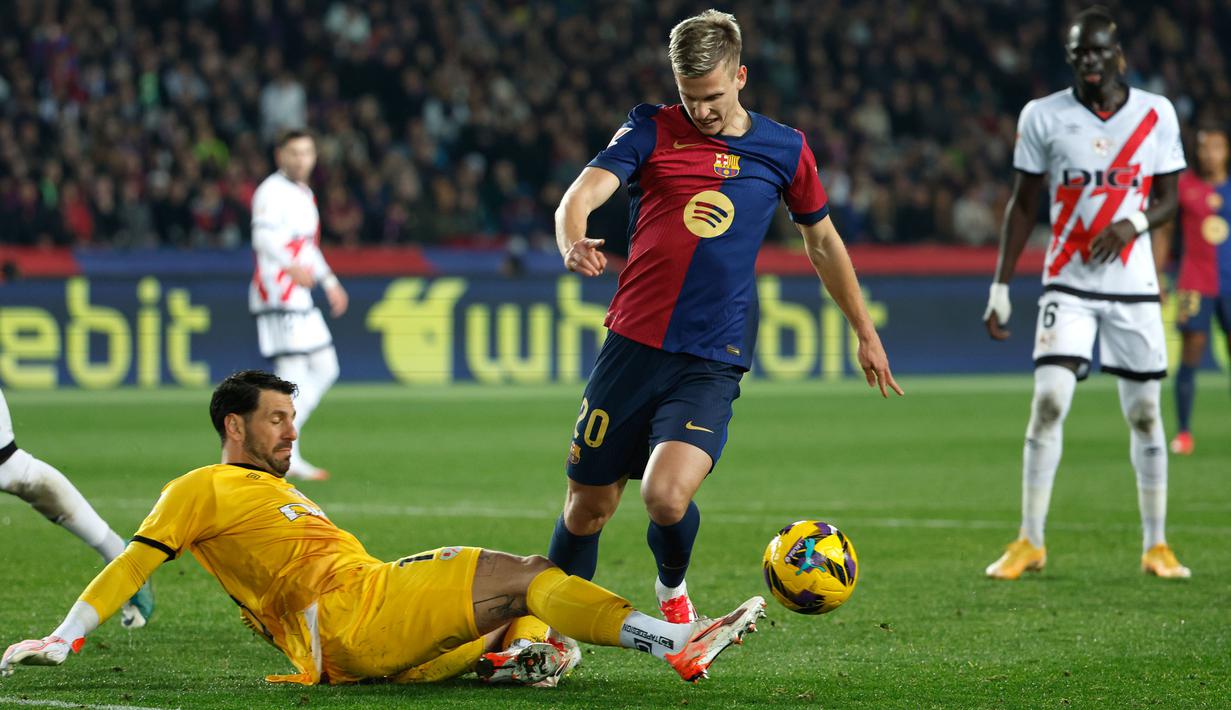 Skuad asuhan Hansi Flick kini mengoleksi 51 poin dalam 24 pertandingan. Angka mereka sebenarnya sama dengan Madrid, namun unggul selisih gol. (AP Photo/Joan Monfort)