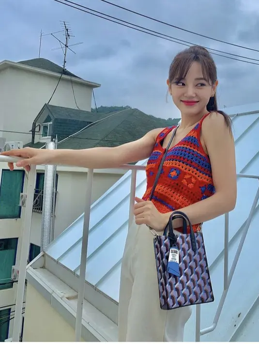 Sejeong juga mengenakan tank top rajut warna merah dari Zara seharga Rp500 ribu yang ia padukan dengan pants warna cream. Dan menggunakan sling bag. Instagram @clean_0828