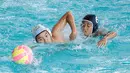 Pemain Pari Sakti, Zuhdy Dharmawan (kiri) berebut bola dengan pemain Tirta Kencana 78, Fadlan Ayodyo dalam laga polo air Indonesia Open Aquatic Championships 2025 di Stadion Akuatik Gelora Bung Karno, Senayan, Jakarta, Rabu (12/11/2025). (Bola.com/Bagaskara Lazuardi)