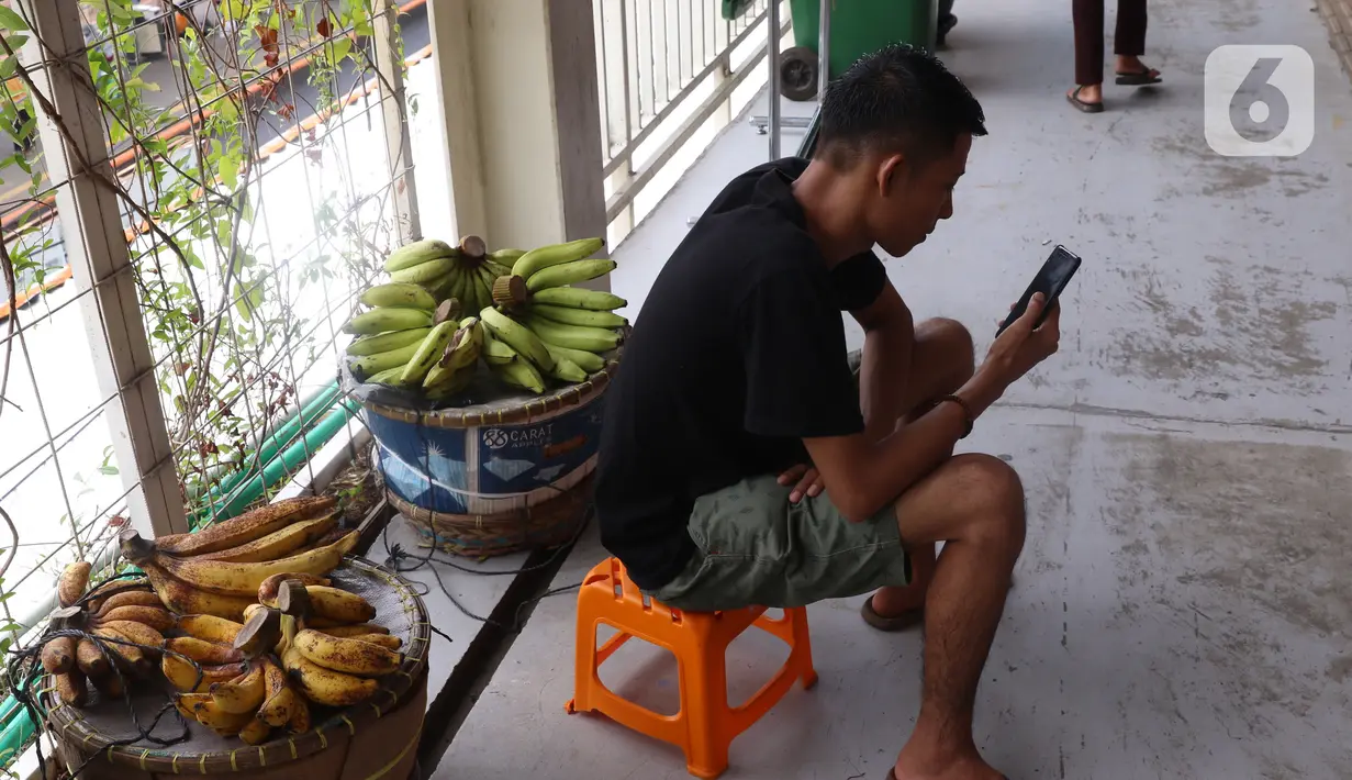 Seorang pria menggunakan smartphone di Jakarta, Senin (11/1/2021). Menurut Perusahan Pasar riset IDC ada pertumbuhan penggunaan smartphone sebesar 49 persen dibanding kuartal sebelumnya, dan 21 persen dari periode yang sama tahun lalu. (Liputan6.com/Angga Yuniar)