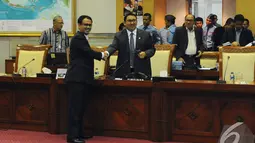 Wakil Ketua DPR Fadli Zon (kanan) mengucapkan selamat kepada Ketua Komisi I terpilih Mahfudz Siddiq, Jakarta, Rabu (29/10/2014) (Liputan6.com/Andrian M Tunay) 