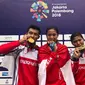 Tiga atlet balap sepeda Indonesia, Khoiful Mukhib (kiri), Tiara Andini Prastika (tengah), dan Nining Porwaningsih berfoto bersama setelah menyumbangkan medali pada nomor downhill Asian Games 2018, di Subang, Senin (20/8/2018). (PB ISSI)