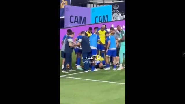 Cristiano Ronaldo sujud syukur usah mencetak gol untuk Al Nassr (Foto: Screenshot video Twitter @ali_alabdallh)