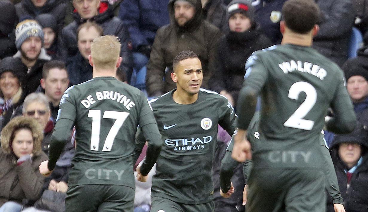 Para pemain Manchester City merayakan gol  Danilo (tengah) saat melawan Burnley pada lanjutan Premier League di Turf Moor  Stadium, Burnley, (3/2/2018). Burnley tahan Manchester City 1-1. (Richard Sellers/PA via AP)