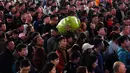 Orang-orang menunggu untuk pemeriksaan tiket di Stasiun Kereta Selatan Guangzhou saat arus mudik Tahun Baru Imlek di Guangzhou, Provinsi Guangdong, China selatan (16/1/2020). Tahun Baru Imlek jatuh pada 25 Januari tahun ini. (Xinhua/Liu Dawei)