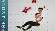 Ekspresi atlet panjat tebing Indonesia, Veddriq Leonardo setelah memenangkan final panjat tebing nomor kecepatan putra Olimpiade Paris 2024 di Le Bourget Sport Climbing Venue, Le Bourget, 8 Agustus 2024. (Fabrice COFFRINI/AFP)