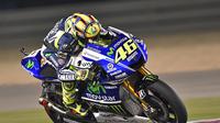 AKSI - Gaya Valentino Rossi ketika memacu motornya di ajang MotoGP