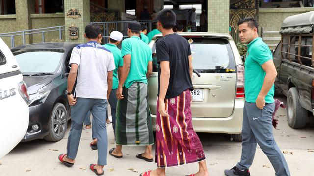 Pemain Timnas Indonesia, Evan Dimas (kiri) dan Hansamu Yama Pranata bersiap melaksanakan salat Jumat di Yamie Unmuttageen Mosque, Thailand (16/12). Indonesia akan melakoni final kedua Piala AFF 2016 melawan Thailand. 
