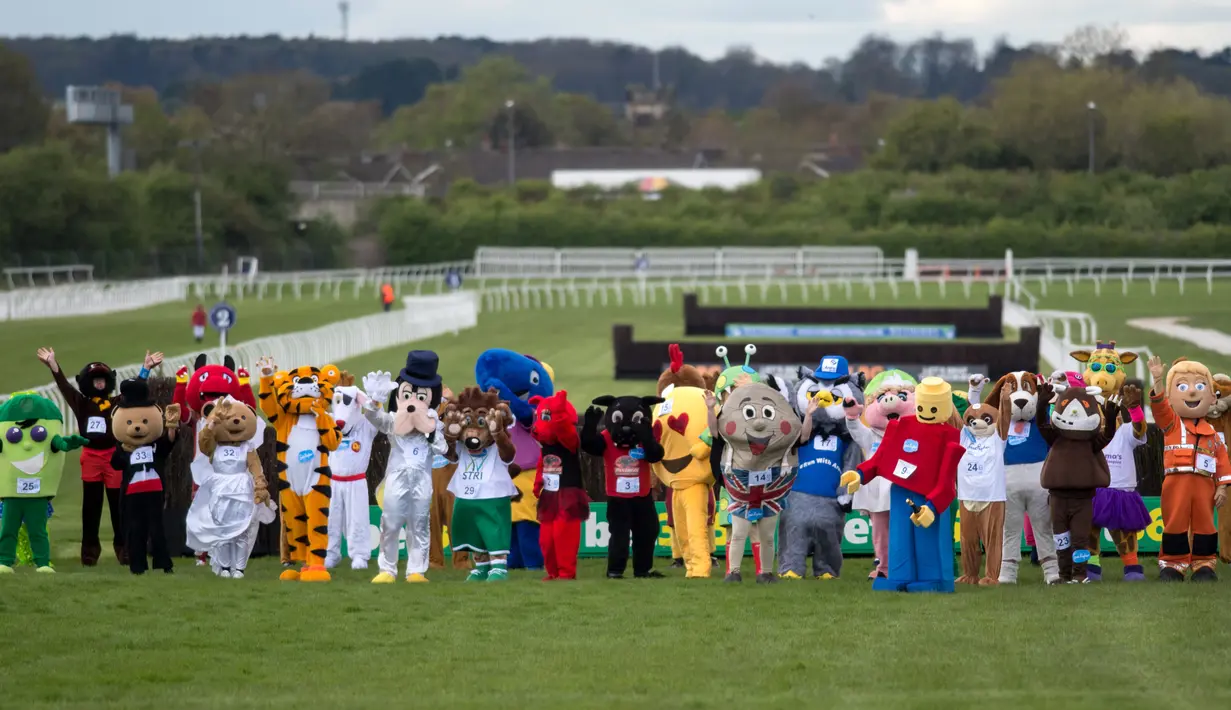 Sejumlah orang mengenakan kostum badut berpose untuk befoto bersama sebelum mengikuti Mascot Gold Cup tahunan ke-13 di Wetherby Racecourse, Inggirs (29/4). (AFP/Oli Scarff)