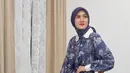 OOTD chic dari Cut Syifa yang tampil mengenakan atasan blouse berkerah super panjang bernuansa biru dengan corak floral yang cantik, dipadu mengenakan pleated pants putih dan hijab birunya yang serasi. [Foto: Instagram/cutsyifaa]