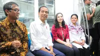 Presiden Joko Widodo didampingi Ibu Negara Iriana Widodo dan Artis Chelsea Islan saat menjajal Mass Rapid Transit (MRT) di Jakarta, Kamis (21/3). (Liputan6.com/Angga Yuniar)