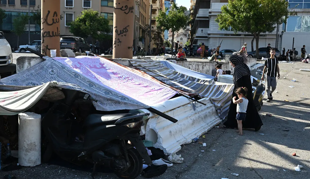 Beberapa diantara mereka membangun tenda-tenda sementara. (JOSEPH EID/AFP)