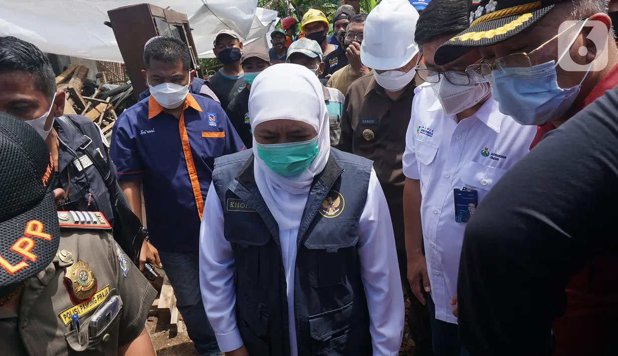 Gubernur Jawa Timur, Khofifah Indar Parawansa meninjau lokasi terdampak gempa di posko pengungsian Dusun Krajan, Majangtengah, Dampit, Kabupaten Malang, Minggu (11/4/2021). Khofifah juga menemui sejumlah warga terdampak gempa di posko pengungsian Dusun Krajan. (merdeka.com/Nanda F. Ibrahim)