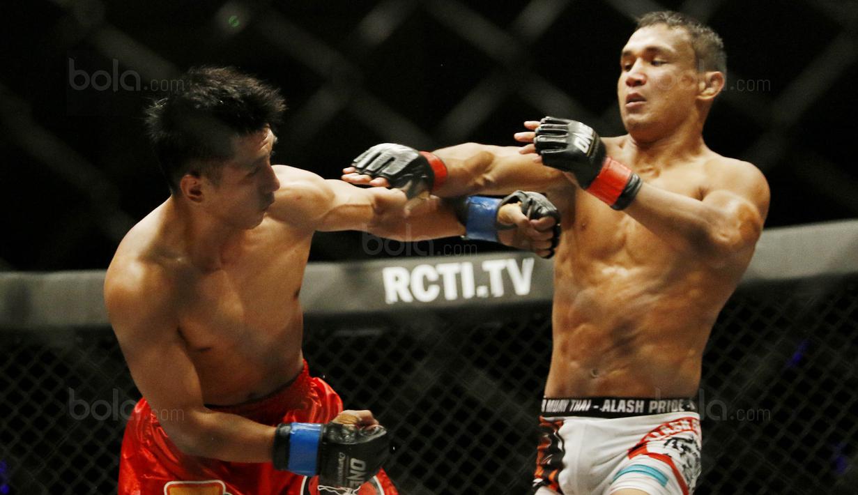 Petarung Kazakhstan, Kairat Akhmetov, saat melawan petarung Filipina, Geje Eustaquio, pada One Champhionship di JCC, Senayan, Sabtu (16/9/2017). Tampil mendominasi, Kairat Akhmetov, menang poin atas Geje Eustaquio  (Bola.com/M Iqbal Ichsan)