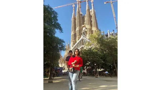 6 Gaya Liburan Bella Saphira di Barcelona, Mesra Bareng Suami