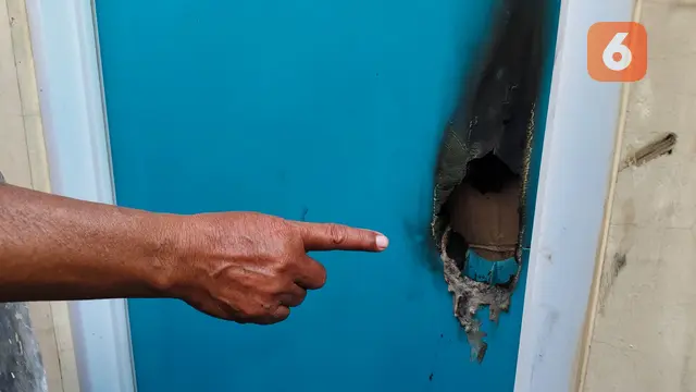 Belasan rumah warga terbakar, aksi pemabakaran dilakukan bocah 9 tahun di Gang Amarta IV Kelurahan Tipar, Kecamatan Citamiang, Kota Sukabumi. (Liputan6.com/Fira Syahrin).
