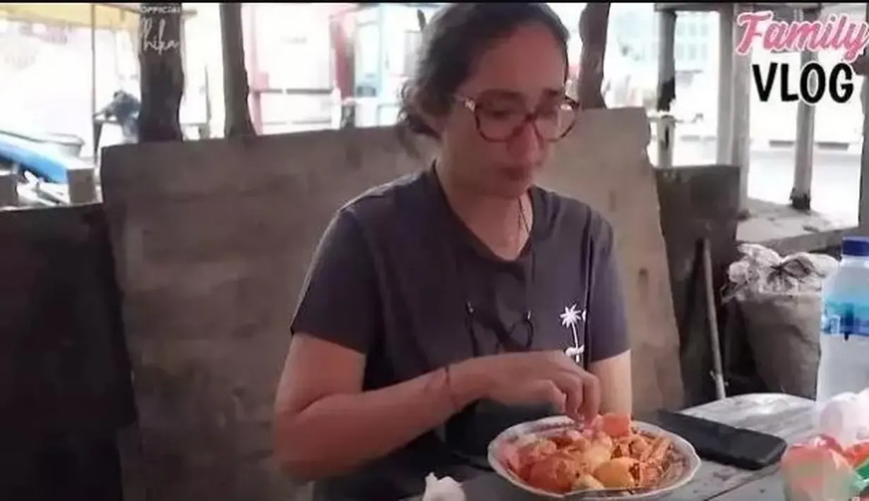 Penyanyi yang juga pemeran itu tampak santai menikmati soto padang di warung sederhana. Menikmati kuliner setelah belanja di pasar. [Youtube/Ussy Andhika Official]