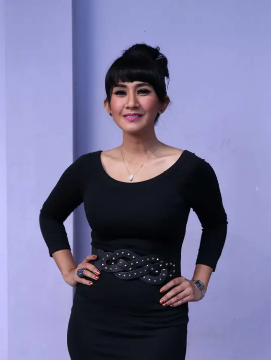 'Iya kami sudah seiman. Sebelum kami menikah. Aku cuma bilang kalau  aku mau menikah sama yang satu keyakinan. Satu sama aku,' kata Cut Memey. (Nurwahyunan/Bintang.com)