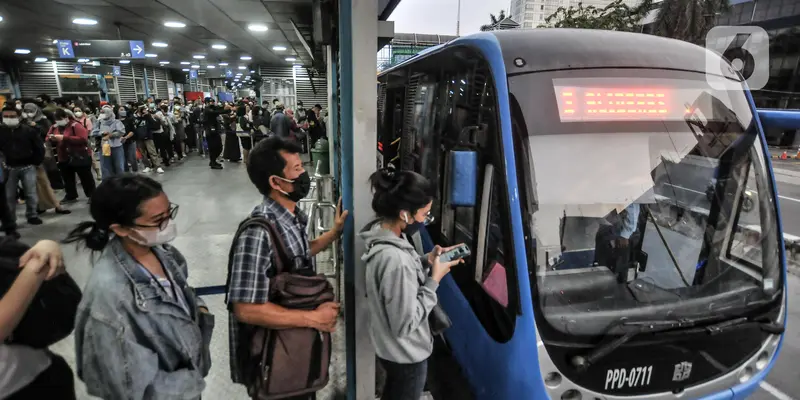 FOTO: Usai Libur Lebaran, Penumpang Bus Transjakarta Kembali Padat