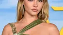 Madelyn Cline berpose saat menghadiri pemutaran perdana "Glass Onion: A Knives Out Mystery" di Academy Museum of Motion Pictures  di Los Angeles, California pada 14 November 2022. Ia melengkapi penampilannya dengan sepasang sandal bertali kaki terbuka berwarna nude. (Jon Kopaloff/Getty Images/AFP)