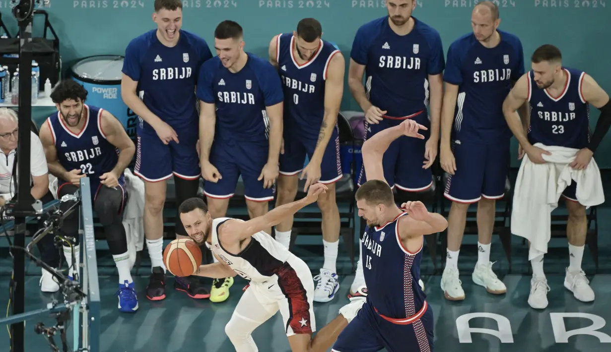 Stephen Curry tampil sebagai pahlawan saat membawa Amerika Serikat (AS) menaklukkan Serbia pada semifinal di Olimpiade Paris 2024. Curry menyumbang 36 poin. (AFP/Damien Mayer)