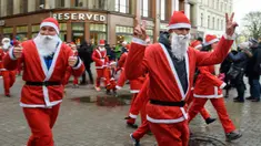 Peserta mengenakan kostum Sinterklas ikut serta dalam kegiatan amal Santa's Fun Run di Riga, Latvia, Minggu (8/12/2019). Ini merupakan acara amal yang pesertanya bersenang-senang dengan berlari atau berjalan kaki untuk mengumpulkan dana bagi anak-anak di rumah sakit Latvia. (Gints Ivuskans/AFP)