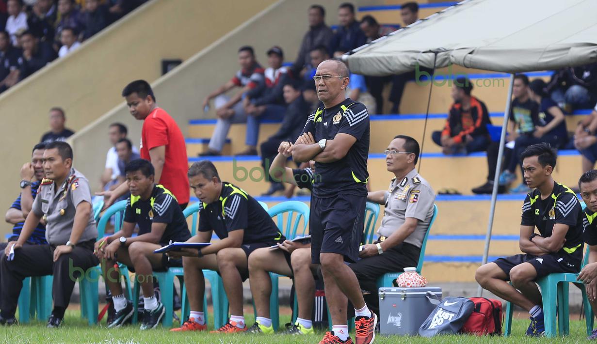 Pelatih  PS Polri, Bambang Nurdiansyah, mendampingi timnya melawan tim  MSG pada laga uji coba di lapangan Mako Brimob, Kelapa Dua, Depok, Rabu (24/2/2016). (Bola.com/Nicklas Hanoatubun)