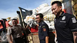 Petugas menunjukkan barang bukti kasus penyelundupan barang asal impor di dalam truk di Polres Pelabuhan Tanjung Priok, Jakarta, Senin (23/11). Polres Pelabuhan berhasil mengamankan 298 koli muatan dari KM UMSINI. (Liputan6.com/Immanuel Antonius)